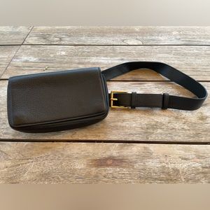 Delicate black 100% leather waist bag 🕶️